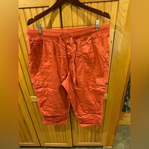 Terra & Sky Women's Red Capris